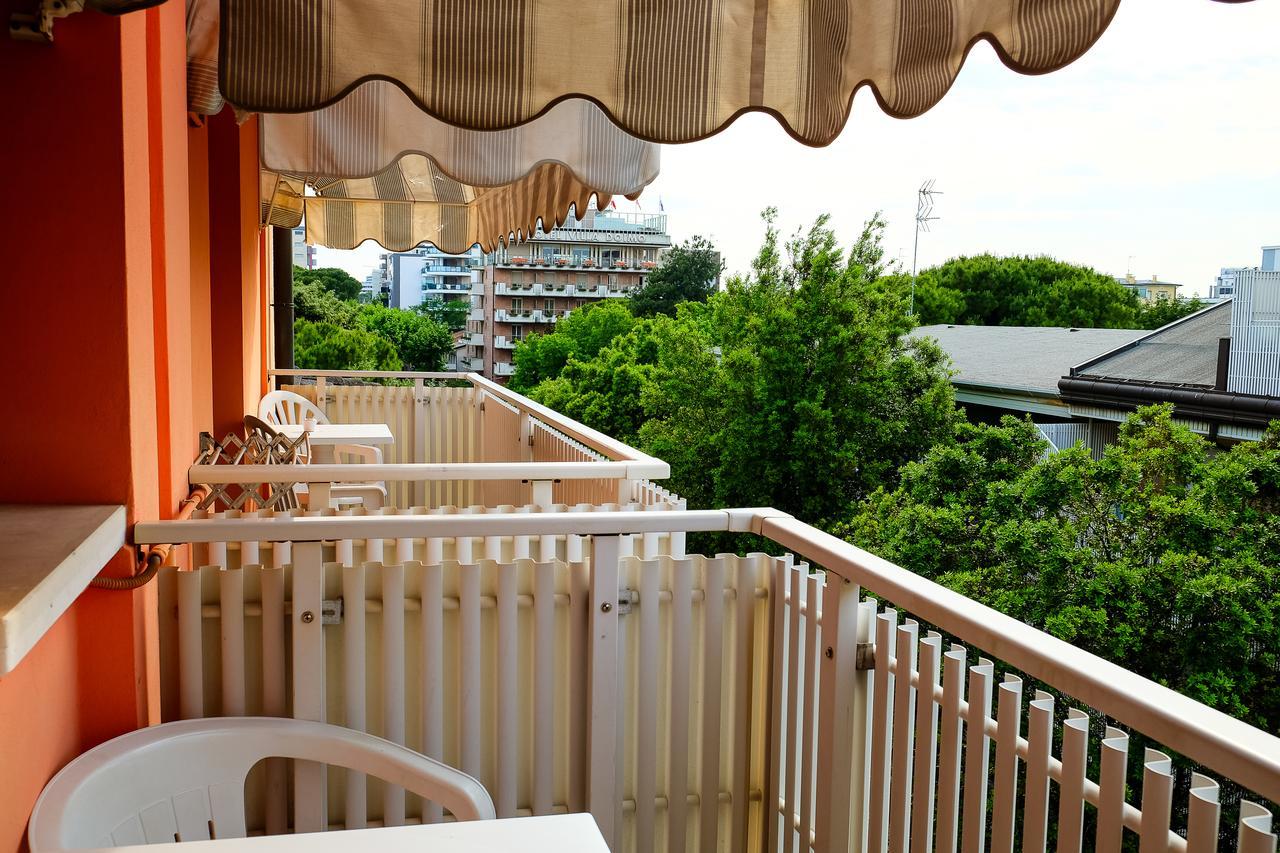 Hotel Desiree Lignano Sabbiadoro Exterior foto